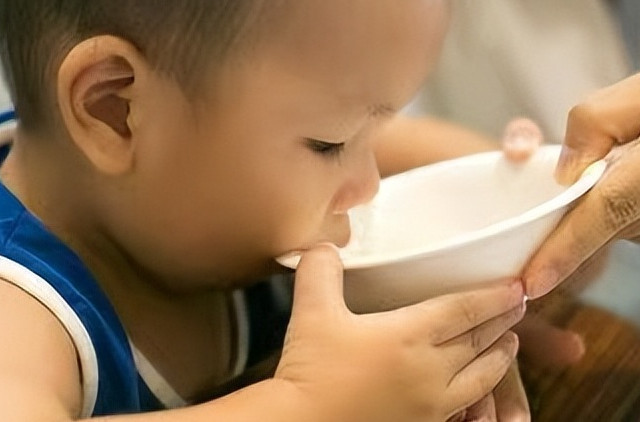 5岁孩子喝奶奶牌浓汤喝出“牛奶血”，8种饮品千万别经常给宝宝喝