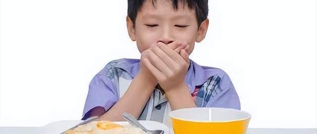 奶奶熬浓汤给孙子补出牛奶血，隔代养娃4个健康陷阱，一个也不冤