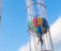 实地探访人气模拟跳伞装置，空中体验受多年龄段欢迎