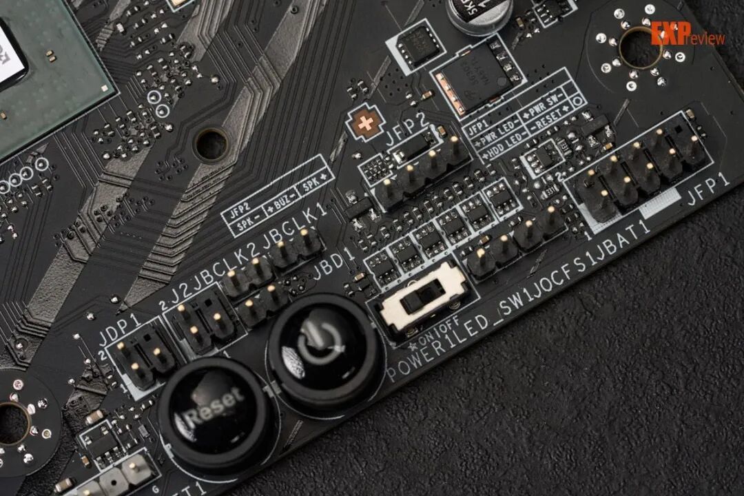 微星X870E CARBON MAX暗黑主板评测：平整焊接工艺，对刺客焊点说再见