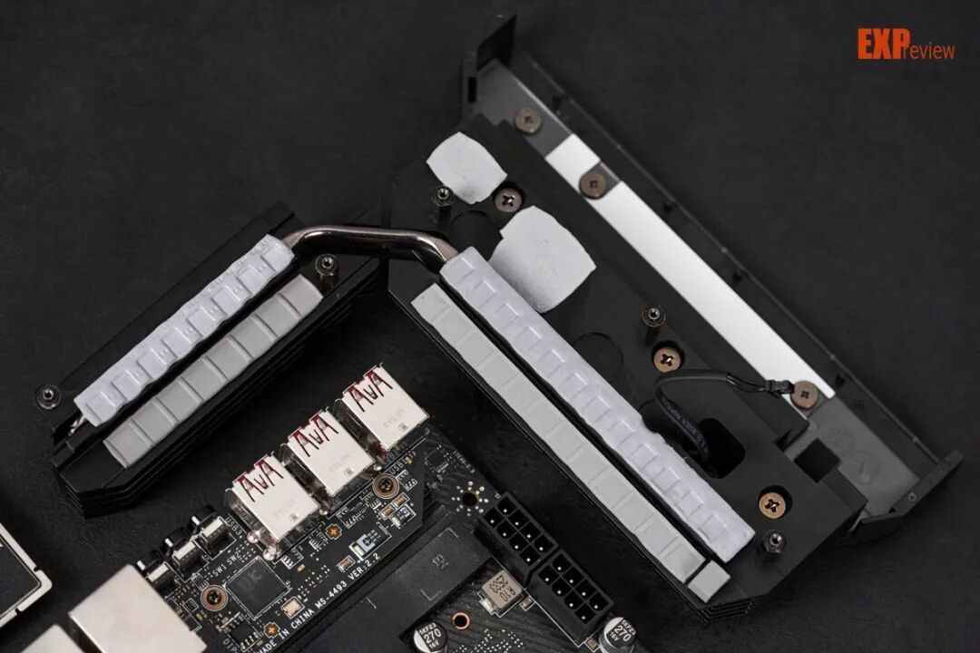 微星X870E CARBON MAX暗黑主板评测：平整焊接工艺，对刺客焊点说再见