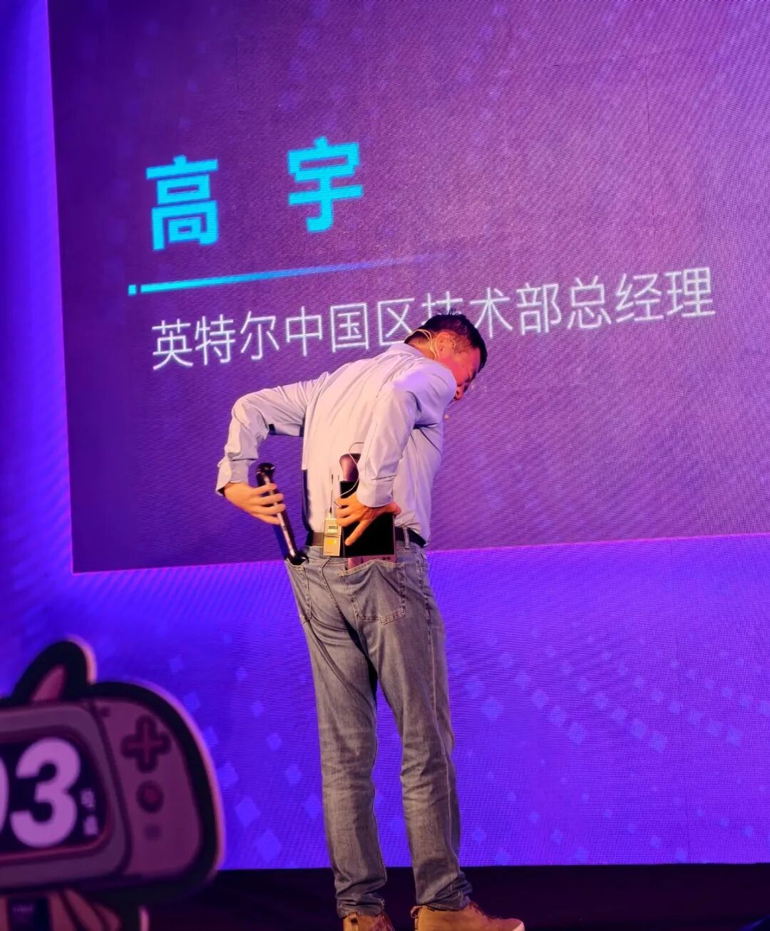 Intel锐炫G3掌机玩出花儿:戴上XR眼镜 走入理想汽车