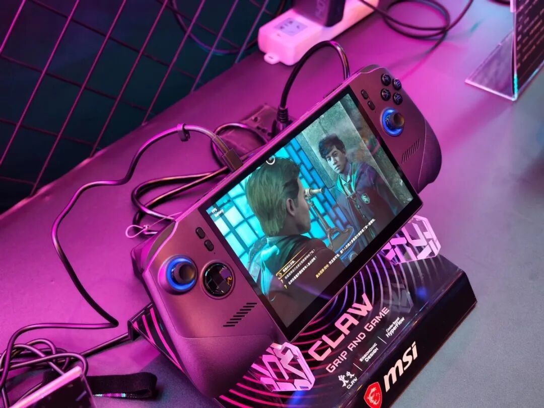 Intel锐炫G3掌机玩出花儿:戴上XR眼镜 走入理想汽车