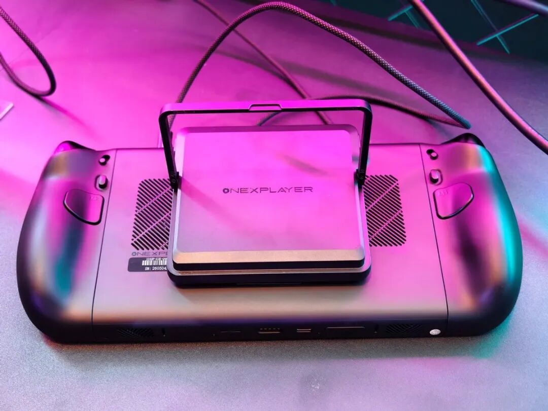 Intel锐炫G3掌机玩出花儿:戴上XR眼镜 走入理想汽车