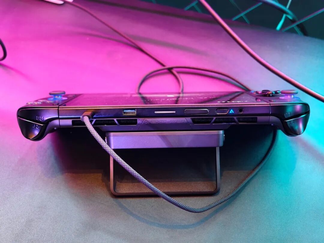 Intel锐炫G3掌机玩出花儿:戴上XR眼镜 走入理想汽车