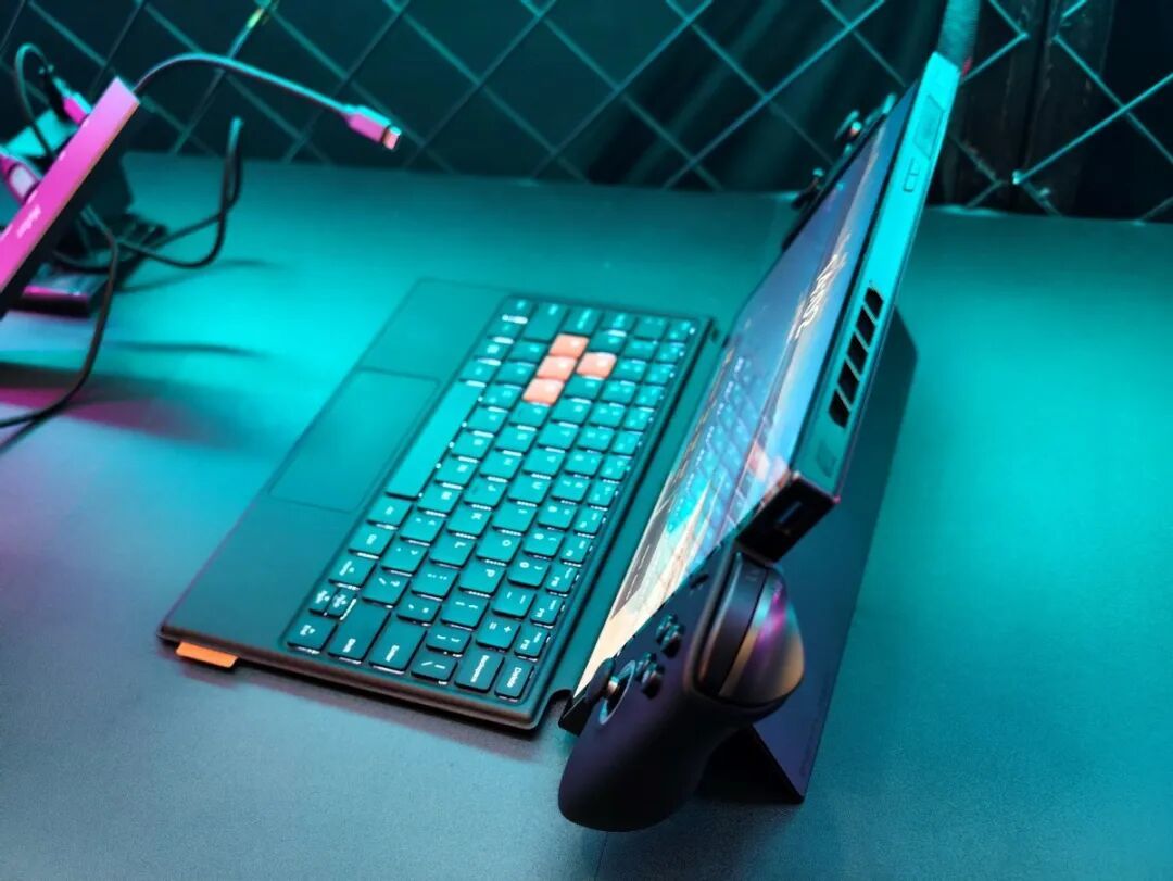 Intel锐炫G3掌机玩出花儿:戴上XR眼镜 走入理想汽车