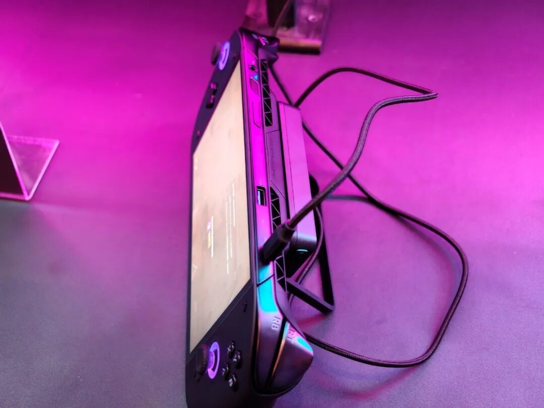 Intel锐炫G3掌机玩出花儿:戴上XR眼镜 走入理想汽车