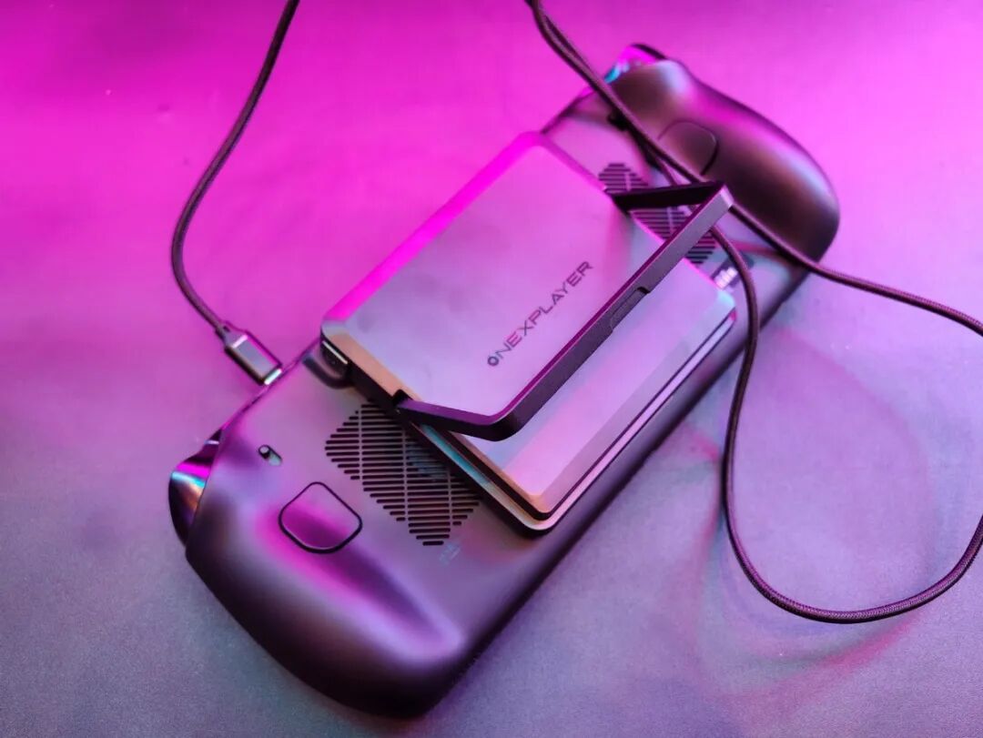 Intel锐炫G3掌机玩出花儿:戴上XR眼镜 走入理想汽车
