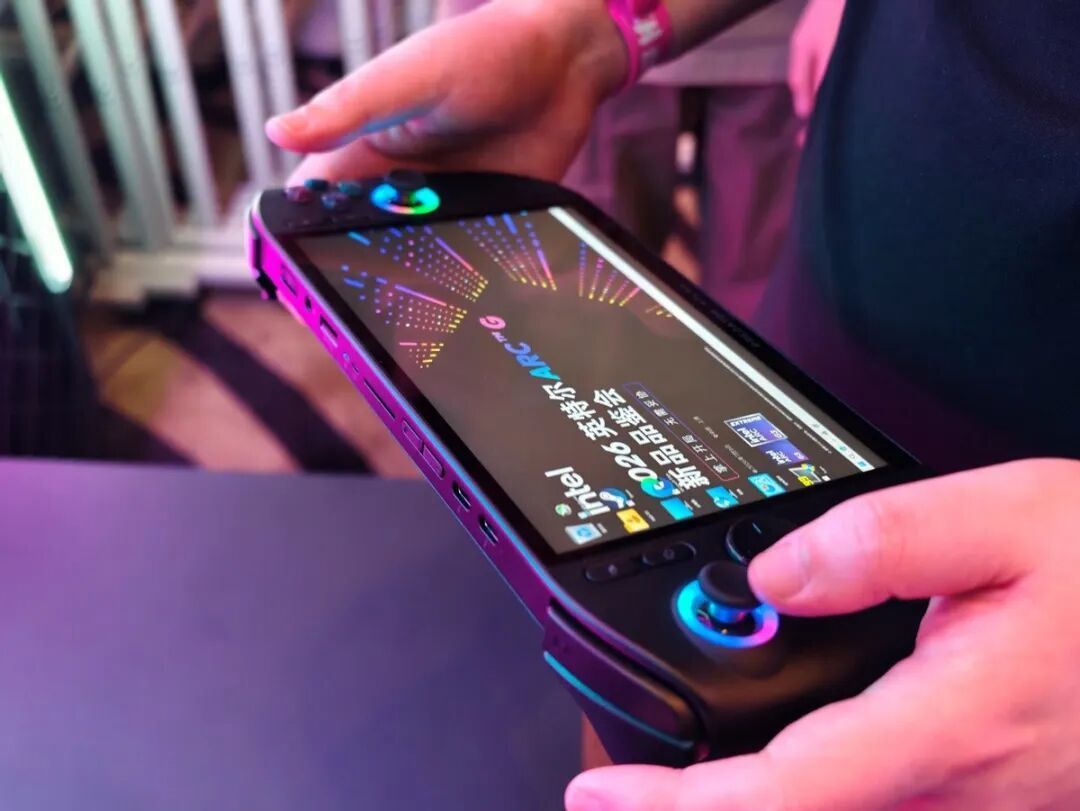 Intel锐炫G3掌机玩出花儿:戴上XR眼镜 走入理想汽车