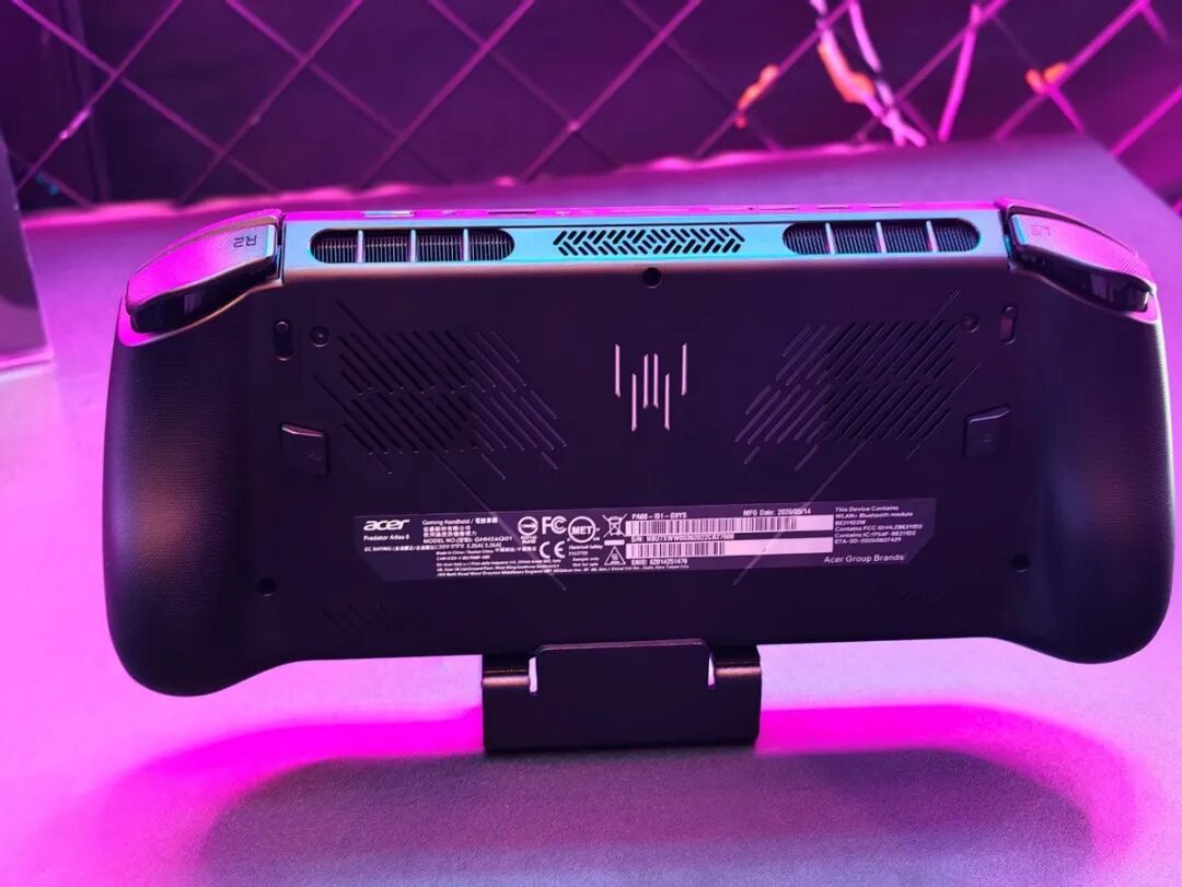 Intel锐炫G3掌机玩出花儿:戴上XR眼镜 走入理想汽车