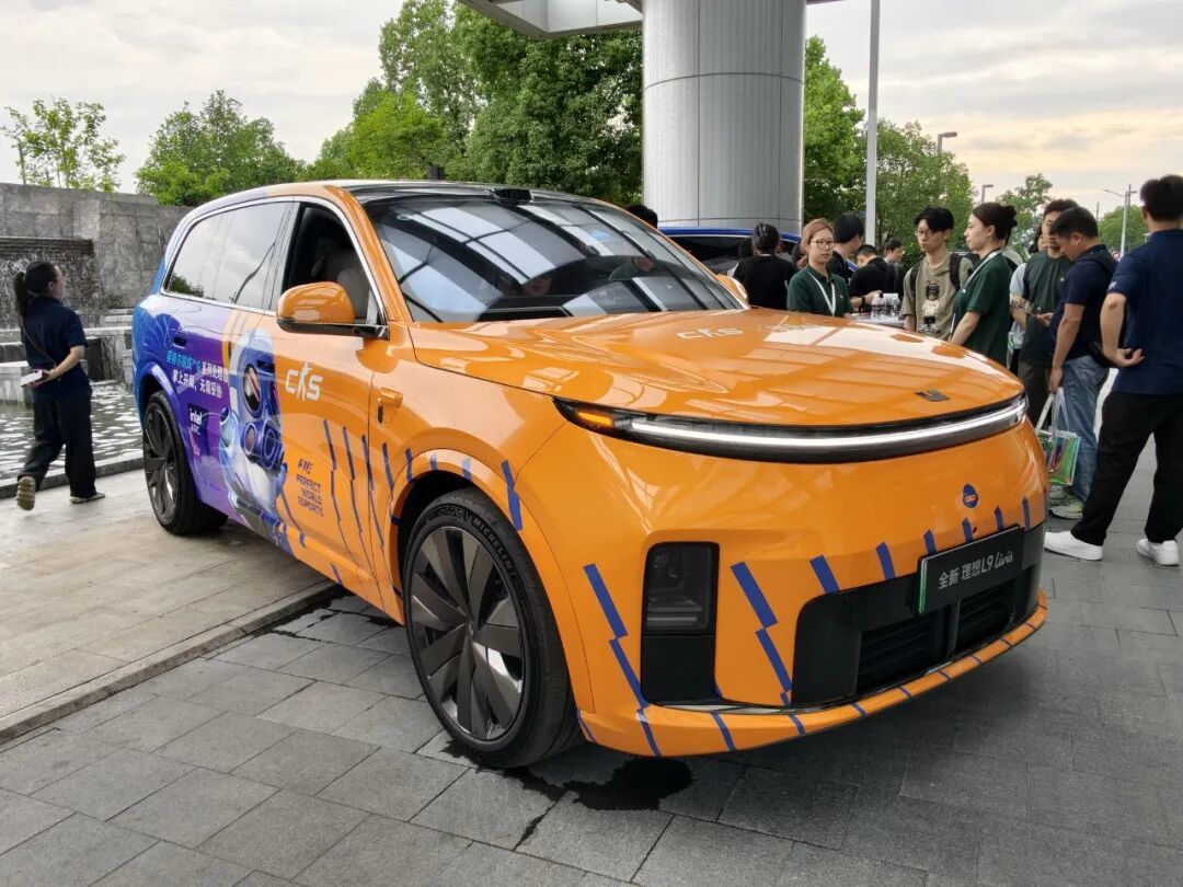 Intel锐炫G3掌机玩出花儿:戴上XR眼镜 走入理想汽车