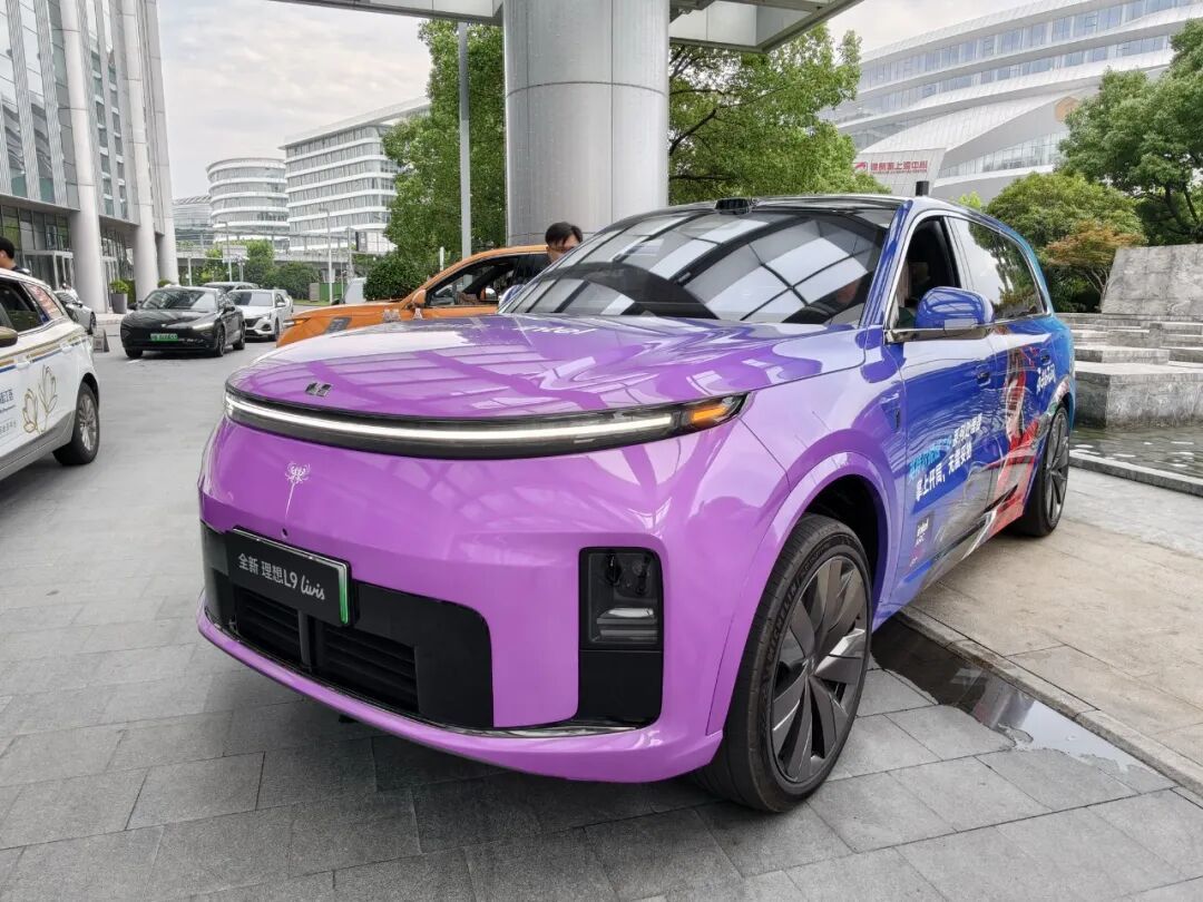 Intel锐炫G3掌机玩出花儿:戴上XR眼镜 走入理想汽车