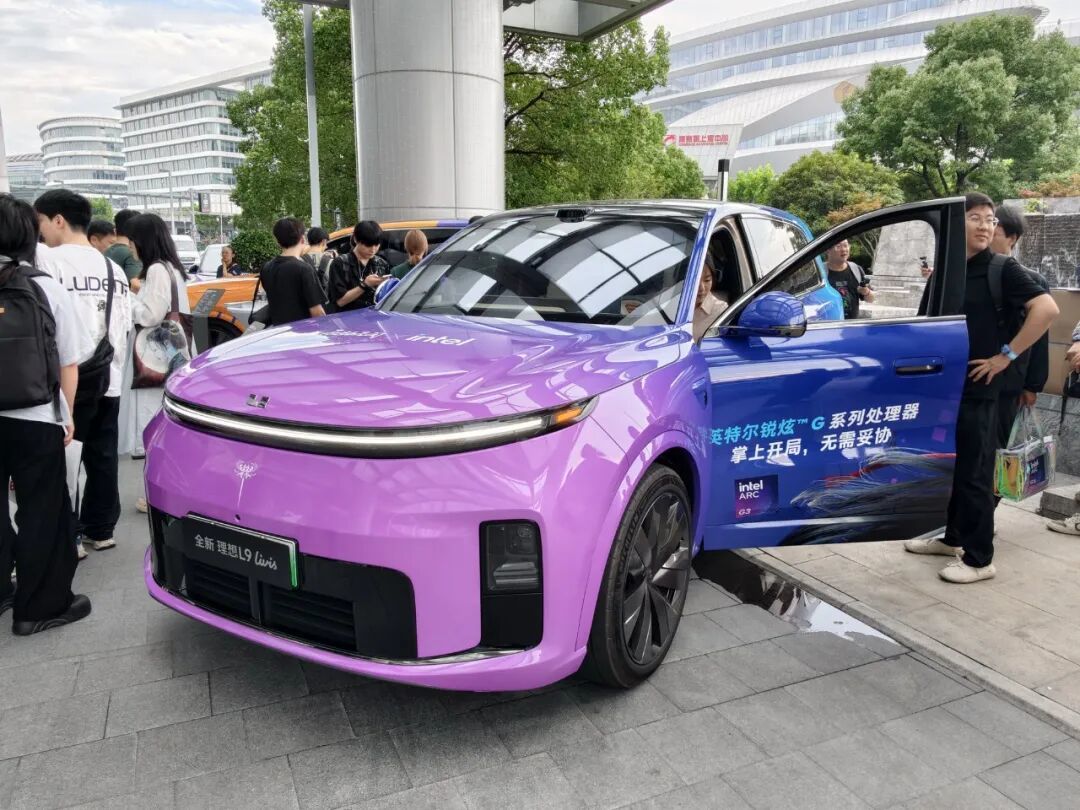 Intel锐炫G3掌机玩出花儿:戴上XR眼镜 走入理想汽车