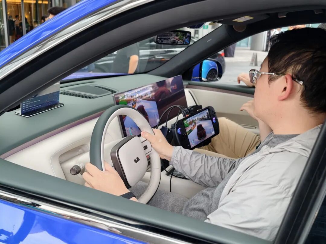 Intel锐炫G3掌机玩出花儿：戴上XR眼镜 走入理想汽车