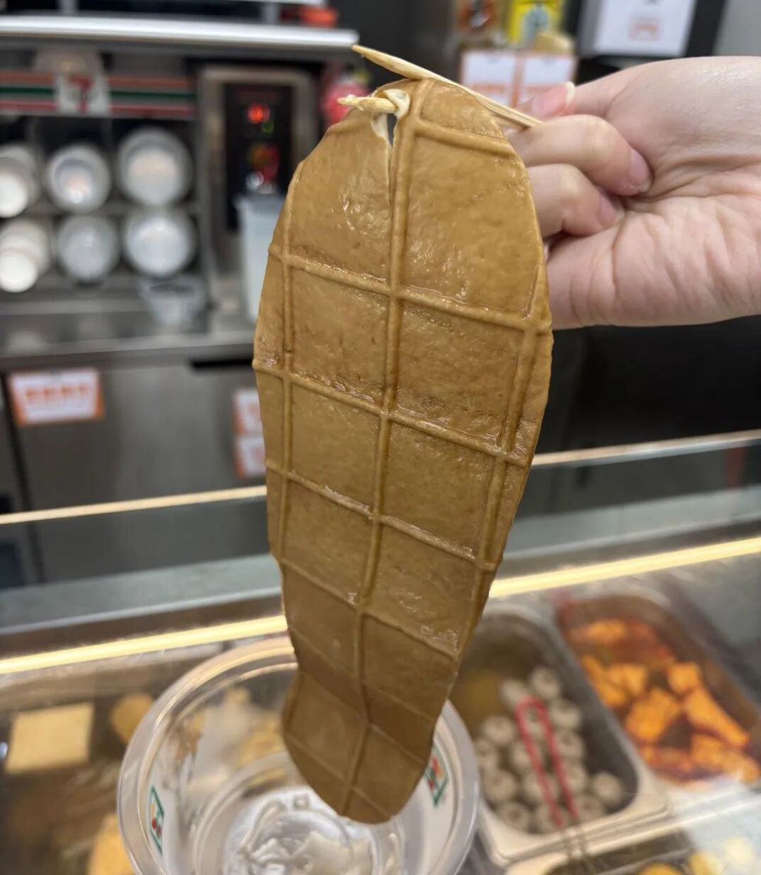 把鸡蛋仔做成洞洞鞋?全家的研发有点“邪门”了……