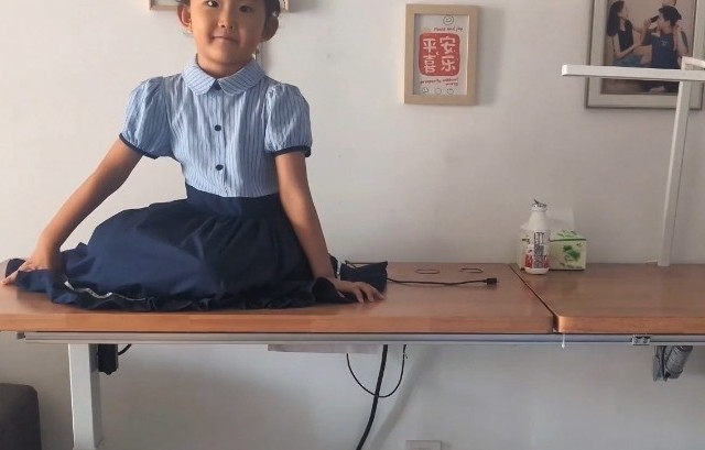给五岁孩子手搓全电控学习桌