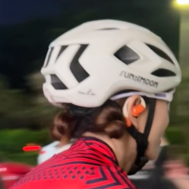 运动耳机总滑落？挂耳式结构，大幅度跳跑都稳固