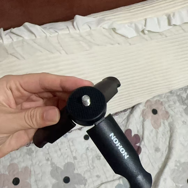 谁懂啊！Pocket4P 自带底座又难开又不稳😭