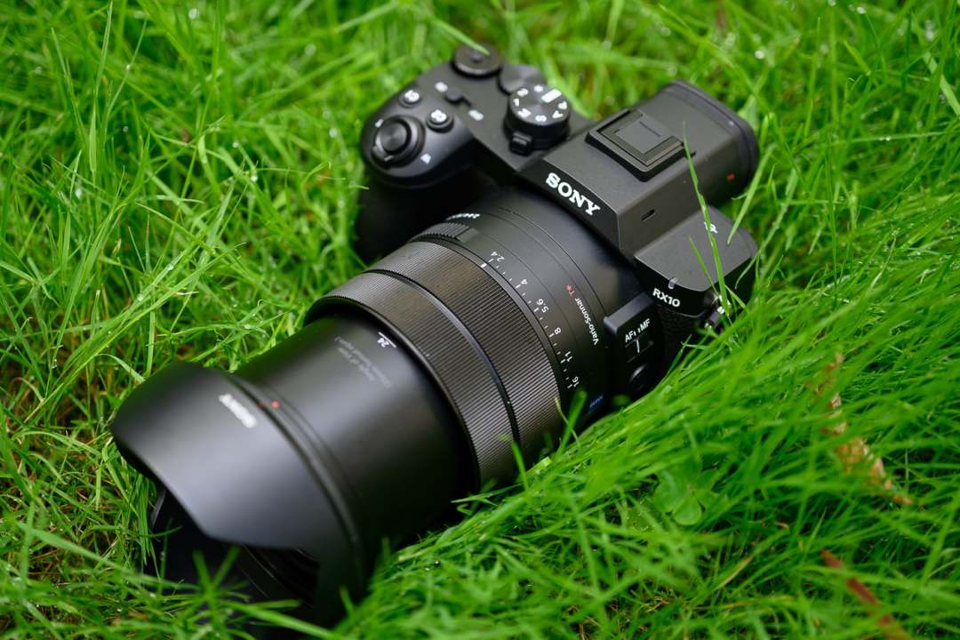 Sony RX10 V 回归:旅行长焦“一机走天下”是否比微单双镜更省