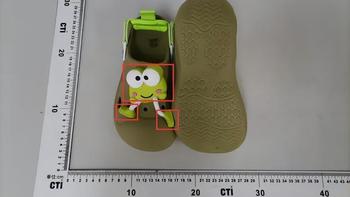 几十块儿童洞洞鞋和百元成人款，差的不只是价格
