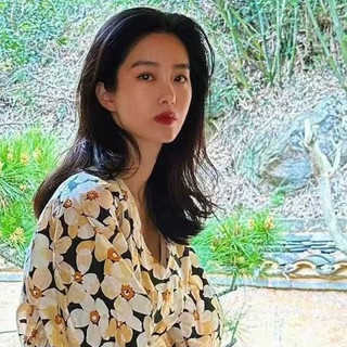 杨采钰的法式风穿搭：蕾丝上衣+碎花裙，时髦洋气，高级有女人味