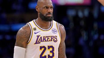 年薪5260万→388万！詹姆斯92%降薪撕开NBA规则伤疤：顶薪与底薪之间只隔一条伯德条款