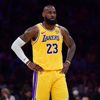年薪5260万→388万！詹姆斯92%降薪撕开NBA规则伤疤：顶薪与底薪之间只隔一条伯德条款