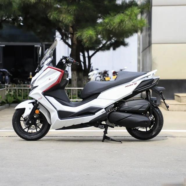 光阳赛艇S250跌至2万出头，250cc踏板市场变天，配置对比谁更值？