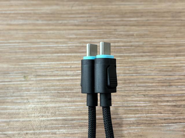 极简充电新思路：短线+二合一充电宝值不值？通勤族看完就懂