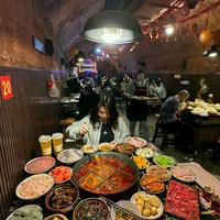 重庆防空洞火锅排2小时队值不值？本地人带你避坑选对店