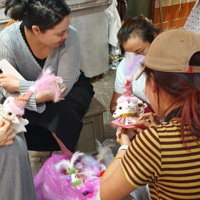 花260元找人代购还是凌晨4点去排队？新疆小羊玩偶购买决策指南