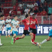 姆本扎红牌自毁，青岛西海岸1-0升至第四