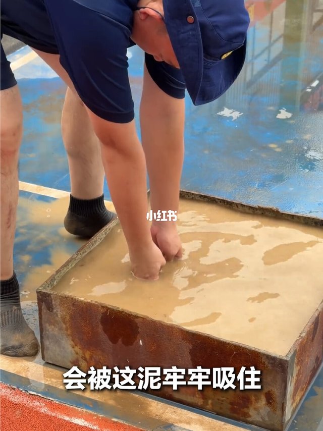 洪涝来袭，如需长时间涉水转移，该穿什么鞋？ （来源：国家应急广播）#消防员日常 #涉水 #洪灾 #洪涝
