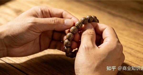 沉香手串哪些品牌保真靠谱？直播间沉水料多为注油作假，教大家辨别天然沉香油线纹路