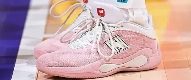 伦纳德被秒！New Balance最美套装是她？
