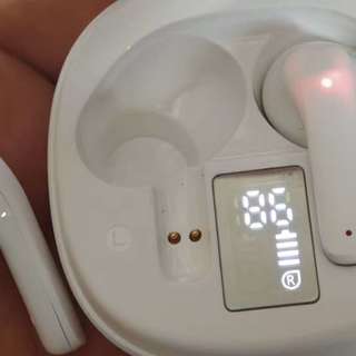 难以置信！5块钱的蓝牙耳机支持ANC主动降噪，还带显示屏