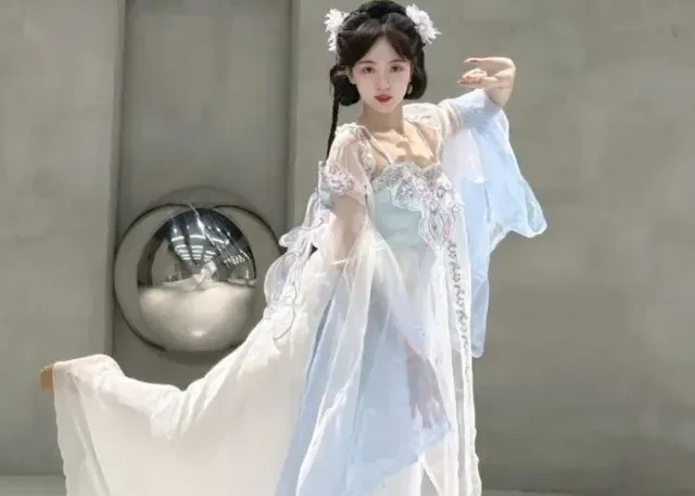 十二深衣 · 一袭云水轻纱，舞尽国风浪漫