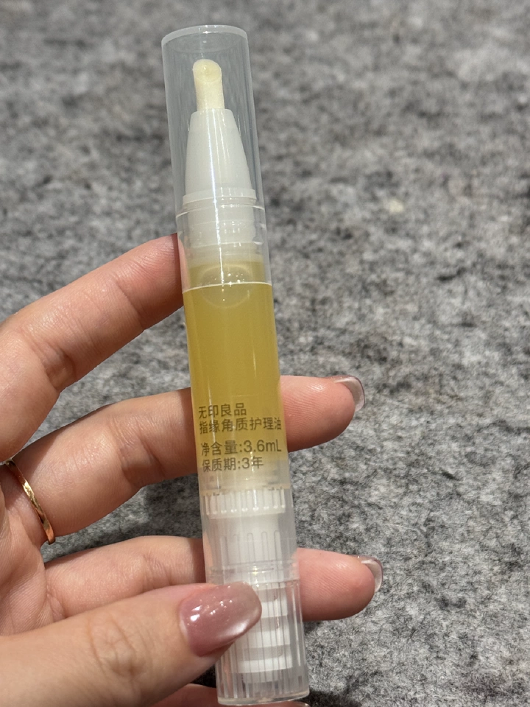 指甲缝里的黑泥到底是什么？抠出来一闻，滂臭！