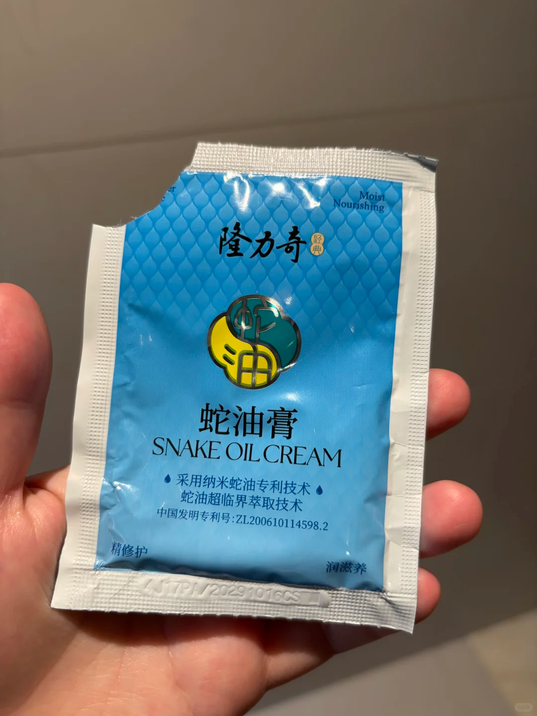 指甲缝里的黑泥到底是什么？抠出来一闻，滂臭！