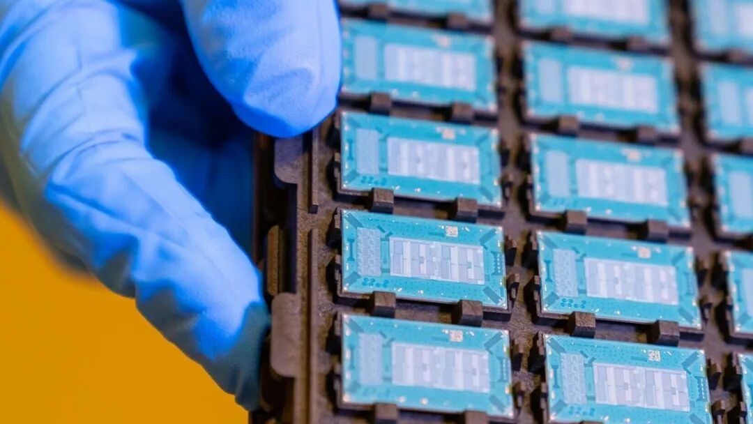 英特尔携手蓝思科技：加速推进玻璃基板封装解决方案的开发