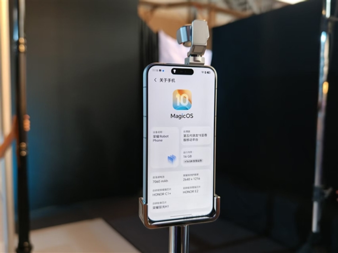 首款机器人手机未发先火！荣耀Robot Phone全渠道预约量超20万