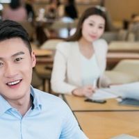 项目经理高效沟通的三大原则：倾听、清晰表达与渠道选择实战指南