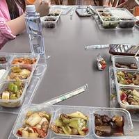 街头自助盒饭15块管饱vs25块管好，钱差在哪儿了