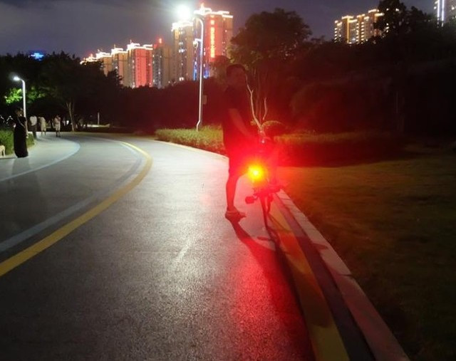 夜骑必备的“保命神器”  迈极炫自行车尾灯让夜路骑行更安全