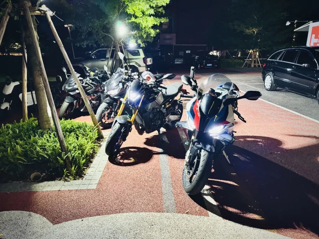 朋友说“骑摩托车吹风能冲散压力”。买过七台车过后,我得承认——他没骗我!
