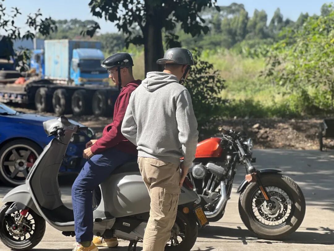 朋友说“骑摩托车吹风能冲散压力”。买过七台车过后,我得承认——他没骗我!