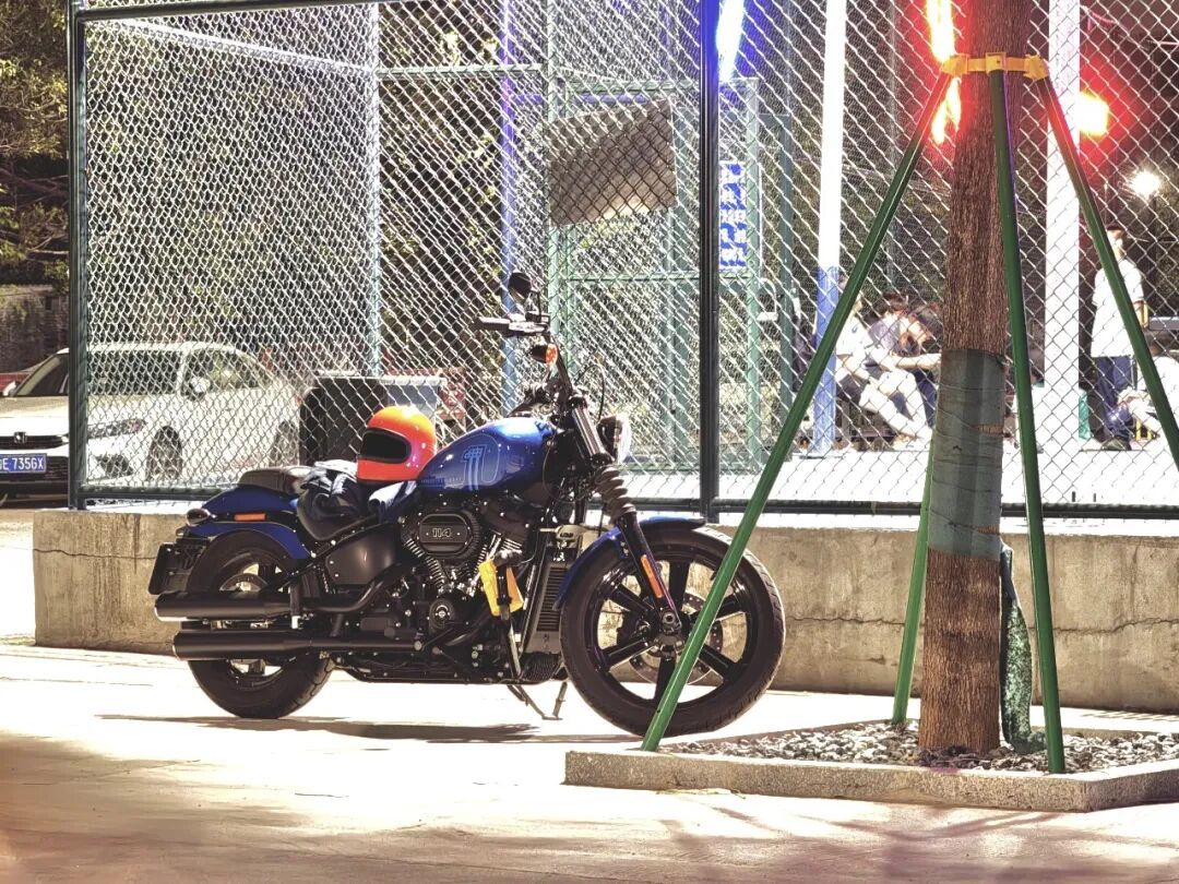 朋友说“骑摩托车吹风能冲散压力”。买过七台车过后,我得承认——他没骗我!