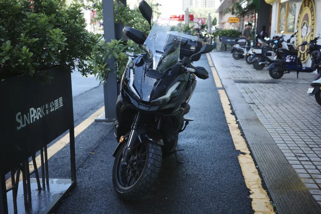 朋友说“骑摩托车吹风能冲散压力”。买过七台车过后,我得承认——他没骗我!
