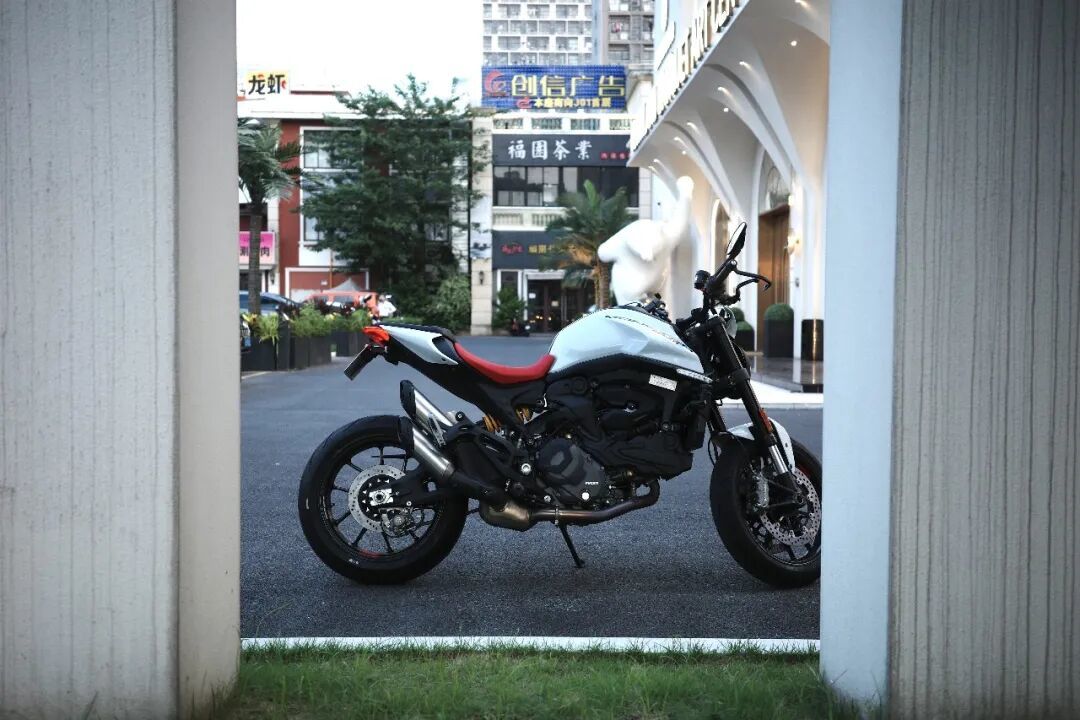 朋友说“骑摩托车吹风能冲散压力”。买过七台车过后,我得承认——他没骗我!