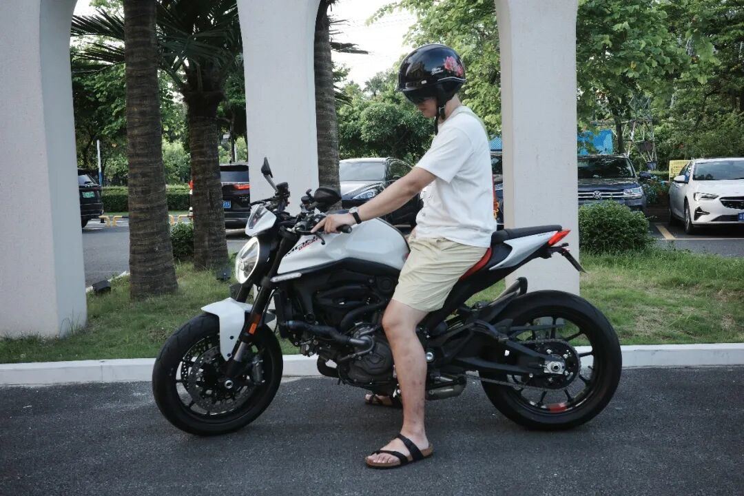 朋友说“骑摩托车吹风能冲散压力”。买过七台车过后,我得承认——他没骗我!